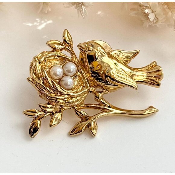 Mother's Bird's Nest w/ Faux Pearl Vintage Gold Toned Figural Tree Brooch - Picture 1 of 10